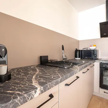 Ideal Arena Apartment *